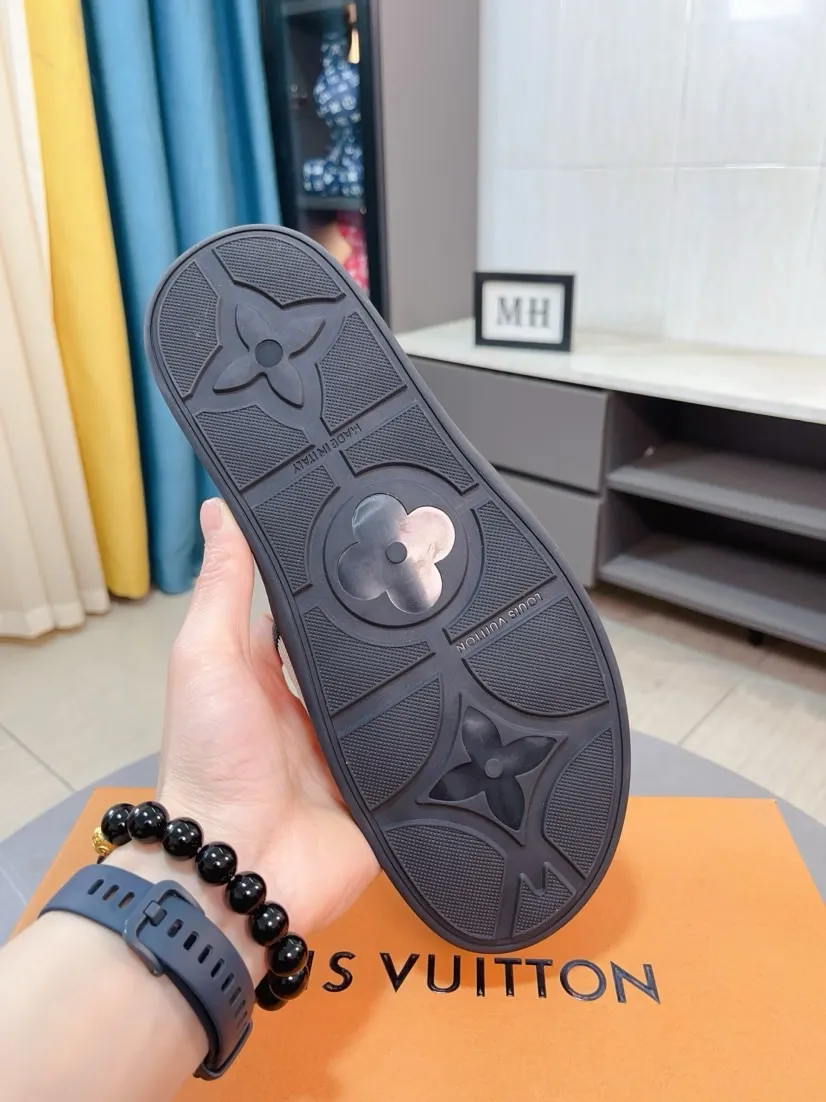 Ex-factory price 320🌹🌹 (lv-Louis Vuitton) new men's sandals, high-end boutique, exquisite embossed logo decoration on the upper, fine workmanship, super soft soles, casual, loose and comfortable, a must-have in summer! \nsize：38-44